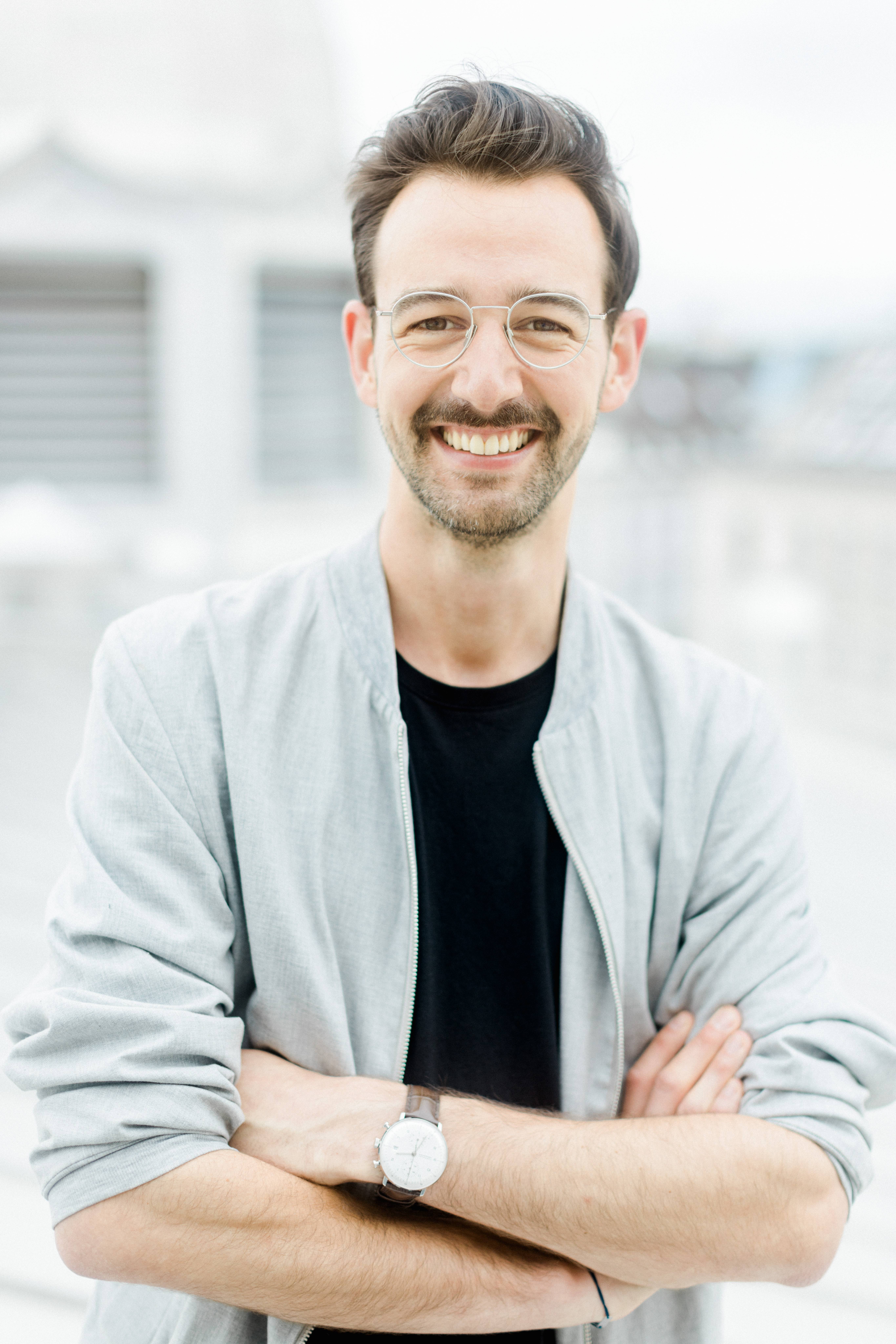 Tobias Wögerer (Musikalische Leitung "Die Fledermaus - Pride Edition") - © Theresa Pewal Tobias Wögerer (Musikalische Leitung "Die Fledermaus - Pride Edition")