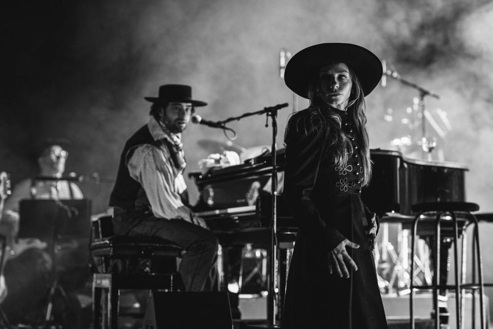 Gabriel Cazes (Musikalische Leitung), Julia Edtmeier (Micaëla) - © Jenni Koller/Volksoper Wien Gabriel Cazes (Musikalische Leitung), Julia Edtmeier (Micaëla)