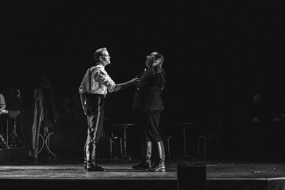 Anton Zetterholm (Don José), Florian Carove (Morales) - © Jenni Koller/Volksoper Wien Anton Zetterholm (Don José), Florian Carove (Morales)