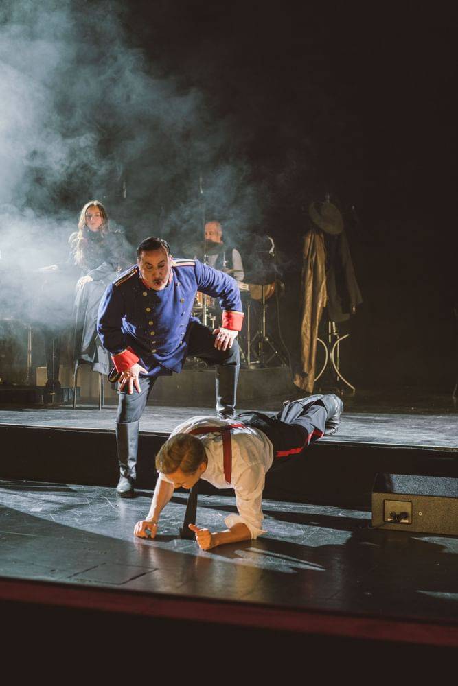 Julia Edtmeier (Micaëla), Florian Carove (Morales), Anton Zetterholm (Don José) - © Jenni Koller/Volksoper Wien Julia Edtmeier (Micaëla), Florian Carove (Morales), Anton Zetterholm (Don José)