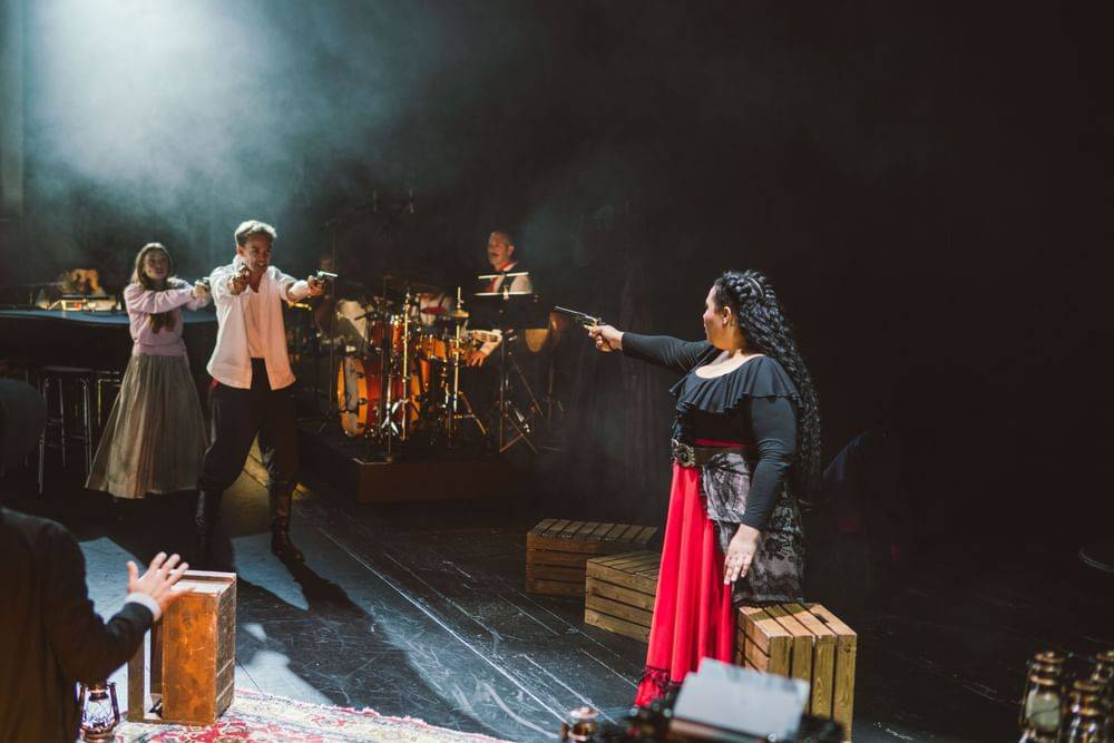 Julia Edtmeier (Micaëla), Anton Zetterholm (Don José), Jörg Mikula (Drums / Percussion), Katia Ledoux (Carmen) - © Jenni Koller/Volksoper Wien Julia Edtmeier (Micaëla), Anton Zetterholm (Don José), Jörg Mikula (Drums / Percussion), Katia Ledoux (Carmen)