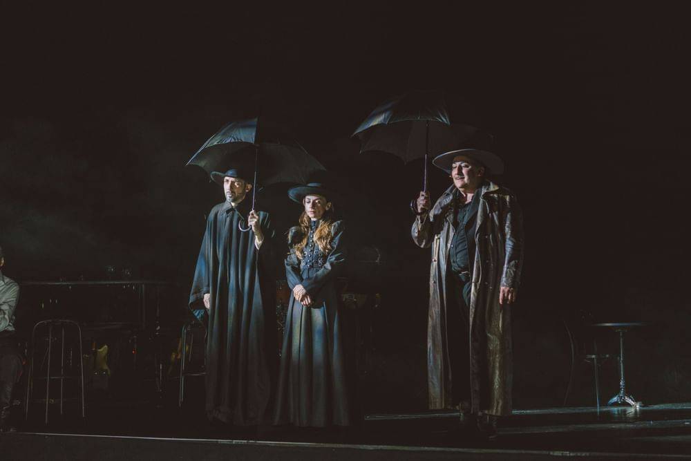 Stefan Cerny (Escamillo), Julia Edtmeier (Micaëla), Florian Carove (Morales) - © Jenni Koller/Volksoper Wien Stefan Cerny (Escamillo), Julia Edtmeier (Micaëla), Florian Carove (Morales)