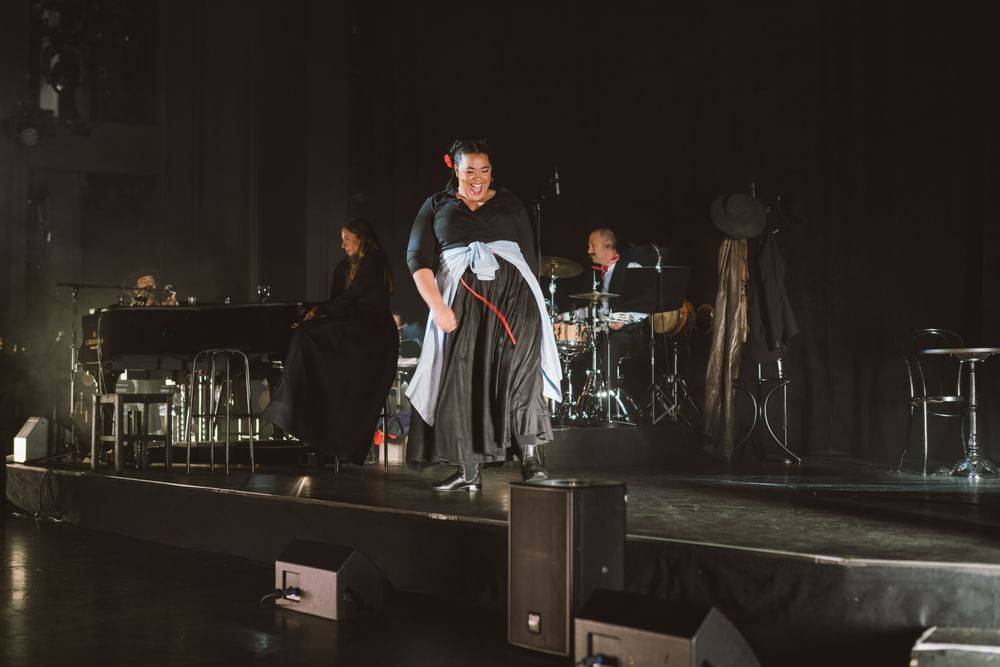 Gabriel Cazes (Musikalische Leitung), Julia Edtmeier (Micaëla), Katia Ledoux (Carmen), Jörg Mikula (Drums / Percussion) - © Jenni Koller/Volksoper Wien Gabriel Cazes (Musikalische Leitung), Julia Edtmeier (Micaëla), Katia Ledoux (Carmen), Jörg Mikula (Drums / Percussion)