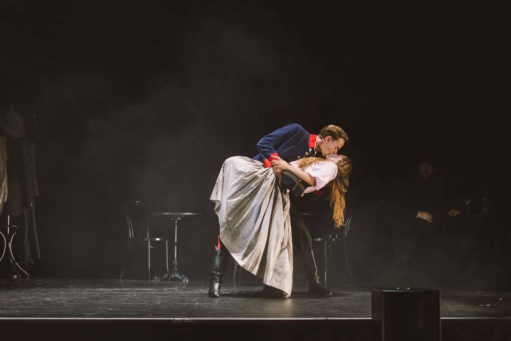 Anton Zetterholm (Don José), Julia Edtmeier (Micaëla) - © Jenni Koller/Volksoper Wien Anton Zetterholm (Don José), Julia Edtmeier (Micaëla)