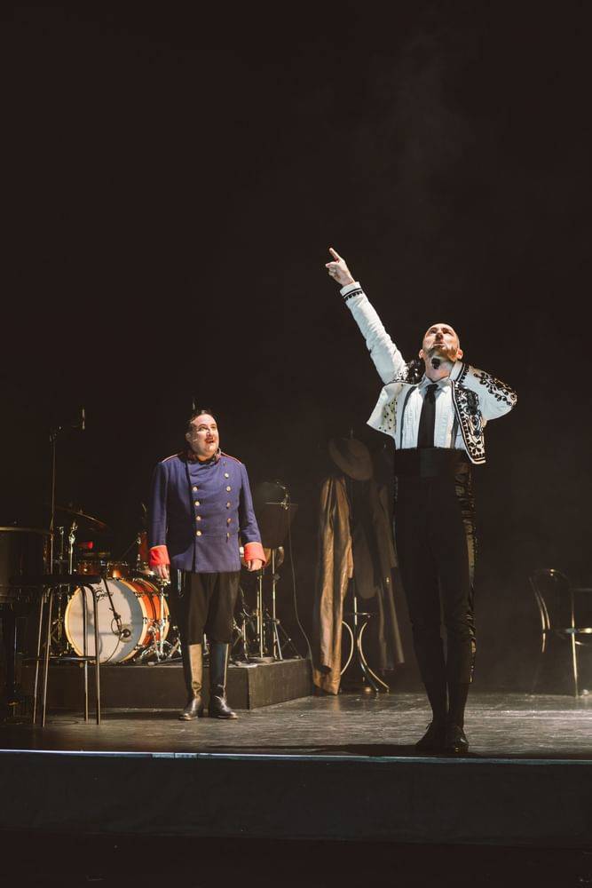 Florian Carove (Morales), Stefan Cerny (Escamillo) - © Jenni Koller/Volksoper Wien Florian Carove (Morales), Stefan Cerny (Escamillo)