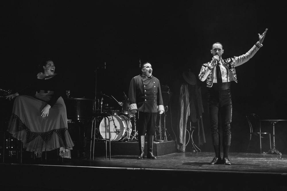 Katia Ledoux (Carmen), Florian Carove (Morales), Stefan Cerny (Escamillo) - © Jenni Koller/Volksoper Wien Katia Ledoux (Carmen), Florian Carove (Morales), Stefan Cerny (Escamillo)