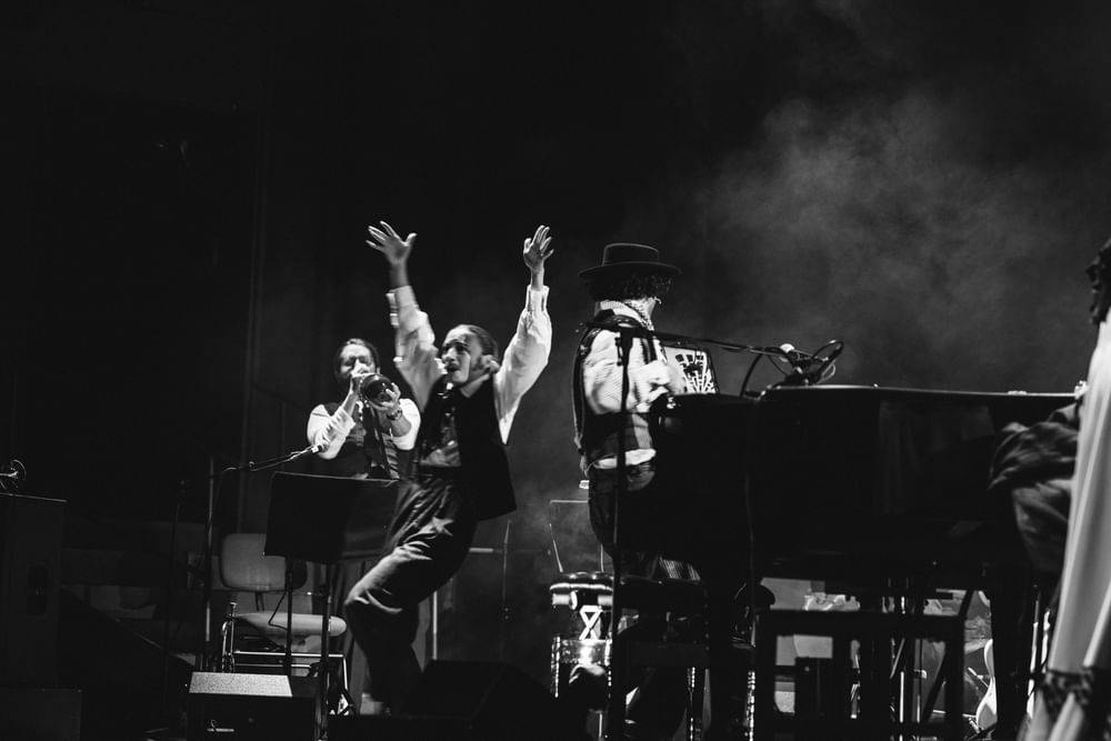 Dominik Fuss (Trompete), Julia Edtmeier (Dancaïro), Gabriel Cazes (Musikalische Leitung) - © Jenni Koller/Volksoper Wien Dominik Fuss (Trompete), Julia Edtmeier (Dancaïro), Gabriel Cazes (Musikalische Leitung)