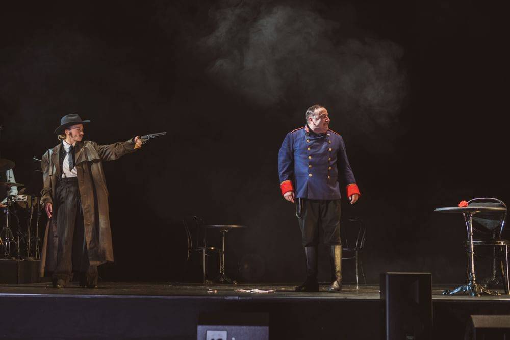 Julia Edtmeier (Dancaïro), Florian Carove (Morales) - © Jenni Koller/Volksoper Wien Julia Edtmeier (Dancaïro), Florian Carove (Morales)