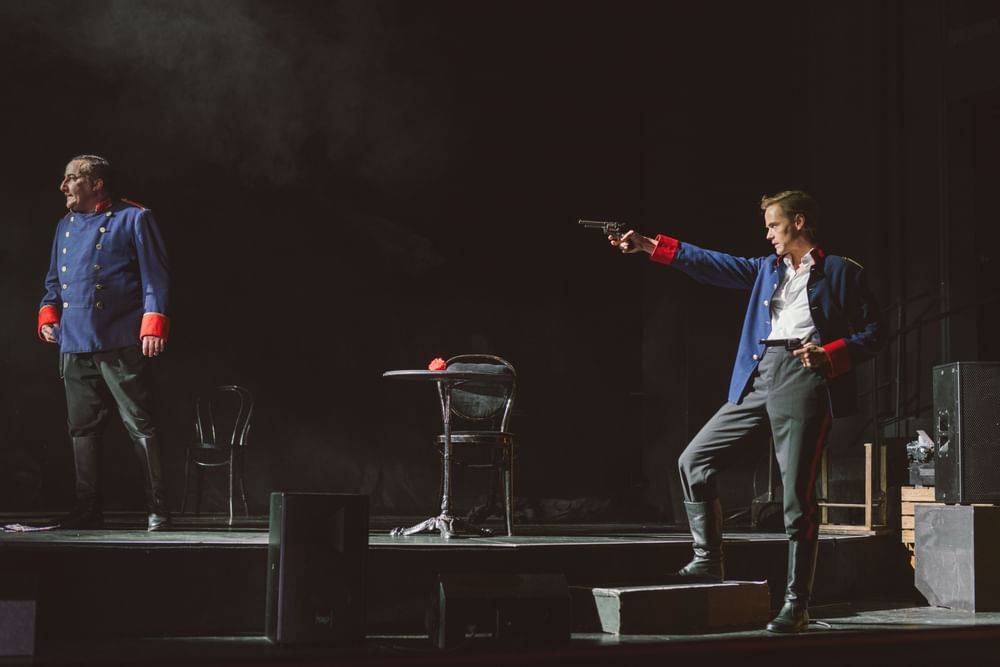 Florian Carove (Morales), Anton Zetterholm (Don José) - © Jenni Koller/Volksoper Wien Florian Carove (Morales), Anton Zetterholm (Don José)