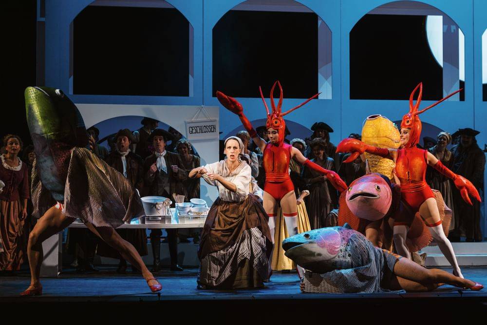 Johanna Arrouas (Annina), Statisterie, Ensemble - © Marco Sommer/Volksoper Wien Johanna Arrouas (Annina), Statisterie, Ensemble