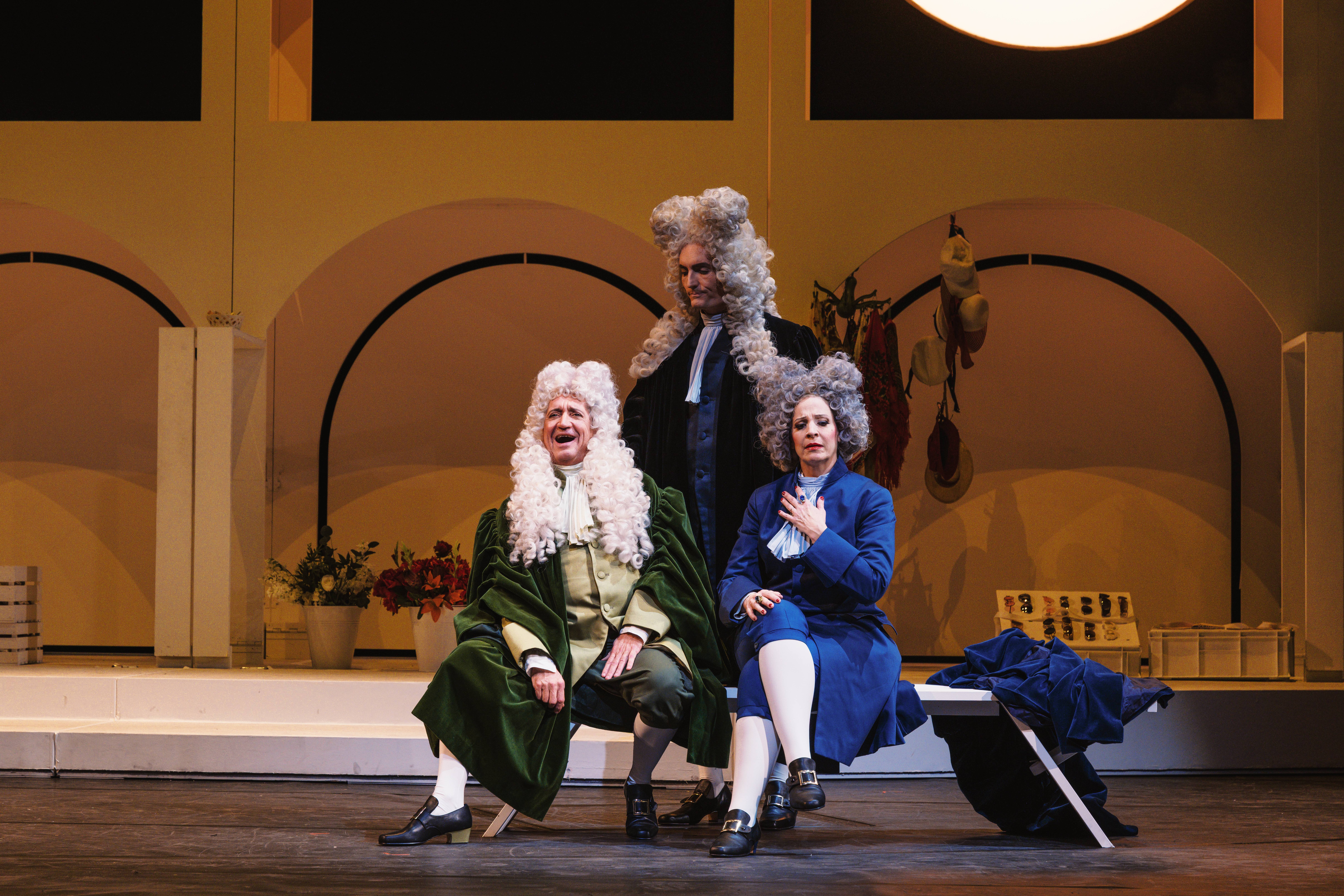 Nicolaus Hagg (Stefano Barbaruccio), Marco Di Sapia (Bartolomeo Delacqua), Ursula Pfitzner (Giorgia Testaccio) - © Marco Sommer/Volksoper Wien Nicolaus Hagg (Stefano Barbaruccio), Marco Di Sapia (Bartolomeo Delacqua), Ursula Pfitzner (Giorgia Testaccio)