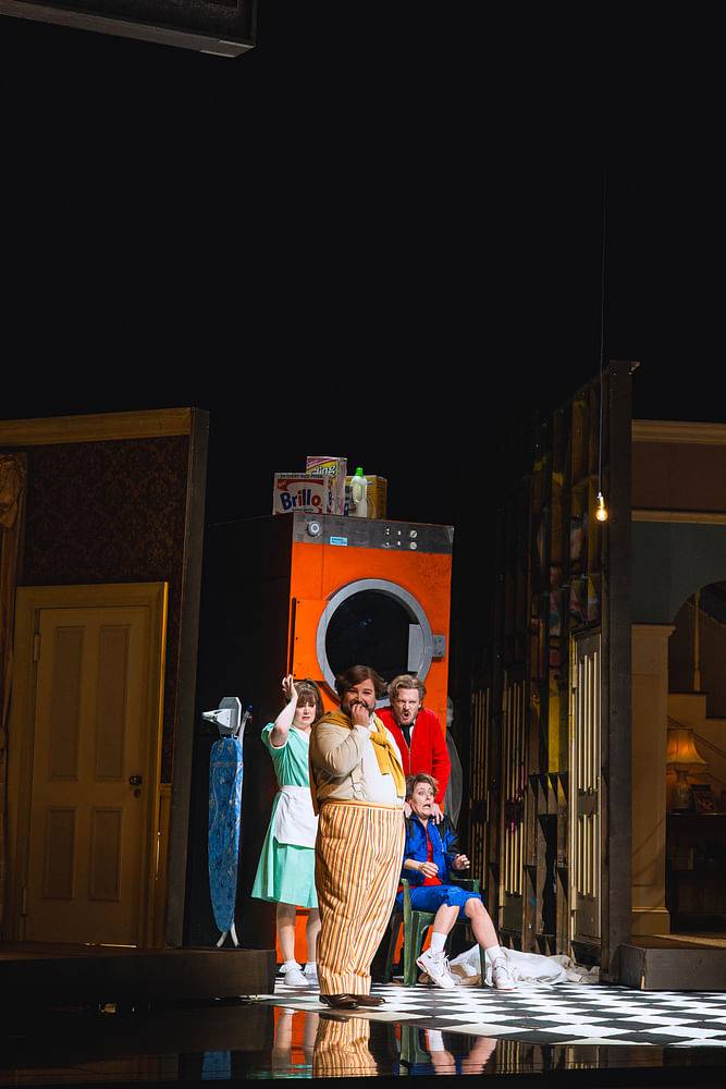 Lauren Urquhart (Susanna), Timothy Fallon (Basilio/Don Curzio), Daniel Schmutzhard (Il conte d'Almaviva), Annelie Sophie Müller (Cherubino) - © Marco Sommer / Volksoper Wien Lauren Urquhart (Susanna), Timothy Fallon (Basilio/Don Curzio), Daniel Schmutzhard (Il conte d'Almaviva), Annelie Sophie Müller (Cherubino)