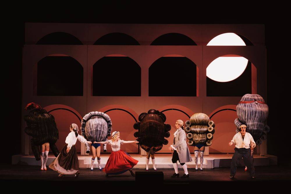 Lauren Urquhart (Annina), Juliette Khalil (Ciboletta), David Kerber (Caramello), Jakob Semotan (Pappacoda), Statisterie - © Marco Sommer/Volksoper Wien Lauren Urquhart (Annina), Juliette Khalil (Ciboletta), David Kerber (Caramello), Jakob Semotan (Pappacoda), Statisterie