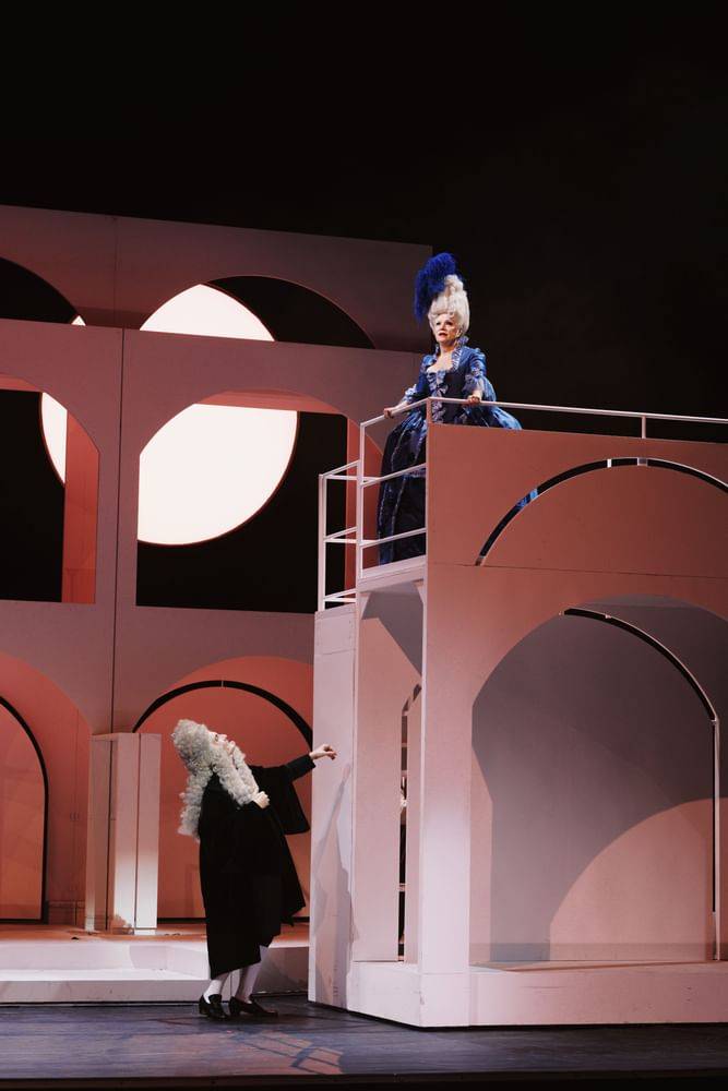 Marco Di Sapia (Bartolomeo Delacqua), Ulrike Steinsky (Barbara, Delacquas Frau) - © Marco Sommer/Volksoper Wien Marco Di Sapia (Bartolomeo Delacqua), Ulrike Steinsky (Barbara, Delacquas Frau)