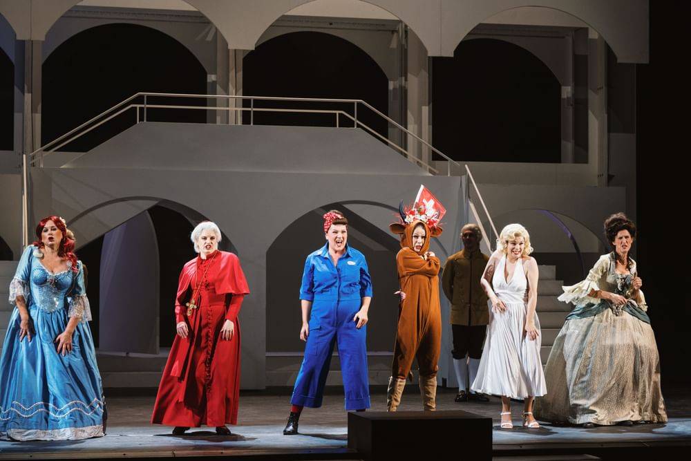 Carin Filipčić (Agricola), Martina Dorak (Constantia), Chor der Volksoper Wien - © Marco Sommer/Volksoper Wien Carin Filipčić (Agricola), Martina Dorak (Constantia), Chor der Volksoper Wien