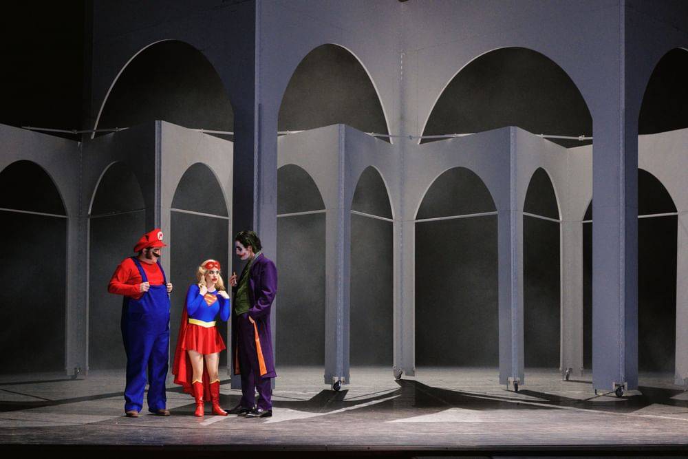 Jakob Semotan (Pappacoda), Juliette Khalil (Ciboletta), Marco Di Sapia (Bartolomeo Delacqua) - © Marco Sommer/Volksoper Wien Jakob Semotan (Pappacoda), Juliette Khalil (Ciboletta), Marco Di Sapia (Bartolomeo Delacqua)