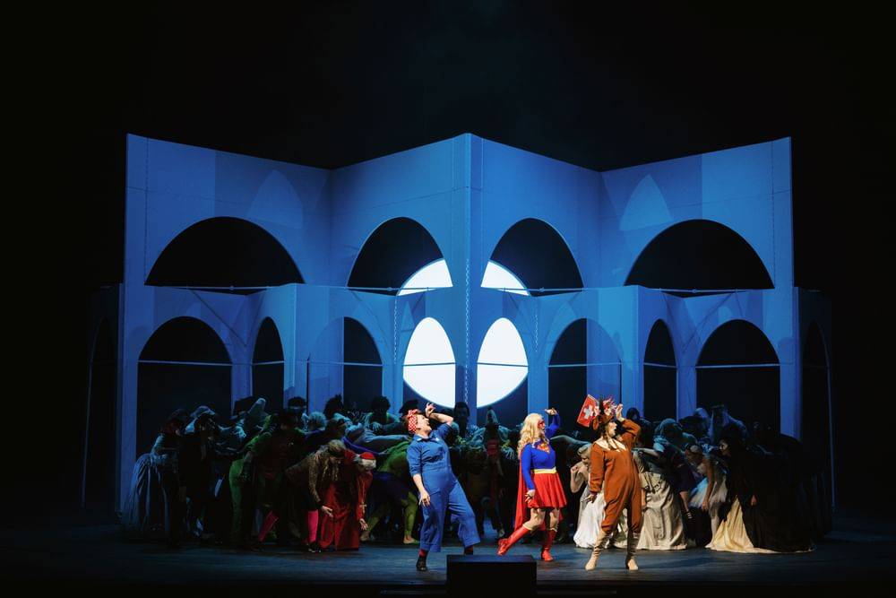 Carin Filipčić (Agricola), Ulrike Steinsky (Barbara, Delacquas Frau), Martina Dorak (Constantia), Chor der Volksoper Wien - © Marco Sommer/Volksoper Wien Carin Filipčić (Agricola), Ulrike Steinsky (Barbara, Delacquas Frau), Martina Dorak (Constantia), Chor der Volksoper Wien