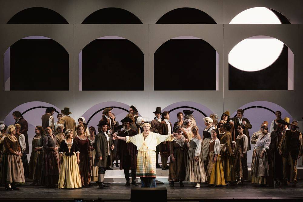 Jakob Semotan (Pappacoda), Chor der Volksoper Wien - © Marco Sommer/Volksoper Wien Jakob Semotan (Pappacoda), Chor der Volksoper Wien