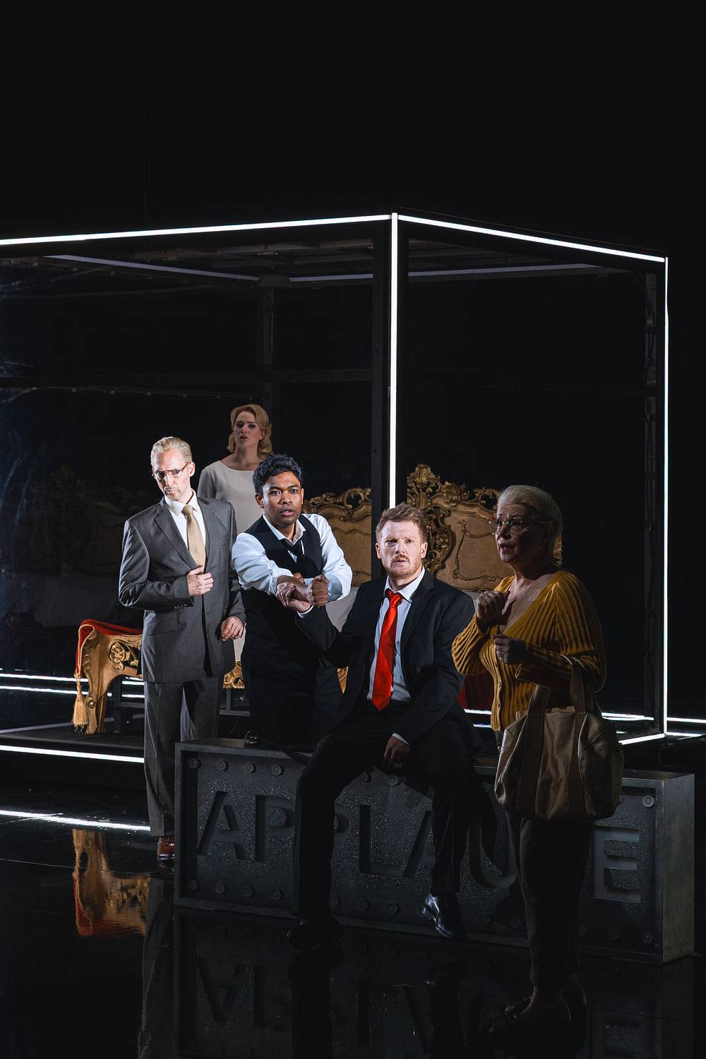 © Marco Sommer / Volksoper Wien Stefan Cerny (Bartolo), Matilda Sterby (La contessa d'Almaviva), Michael Arivony (Figaro), Daniel Schmutzhard (Il conte d'Almaviva), Ulrike Steinsky (Marcellina)