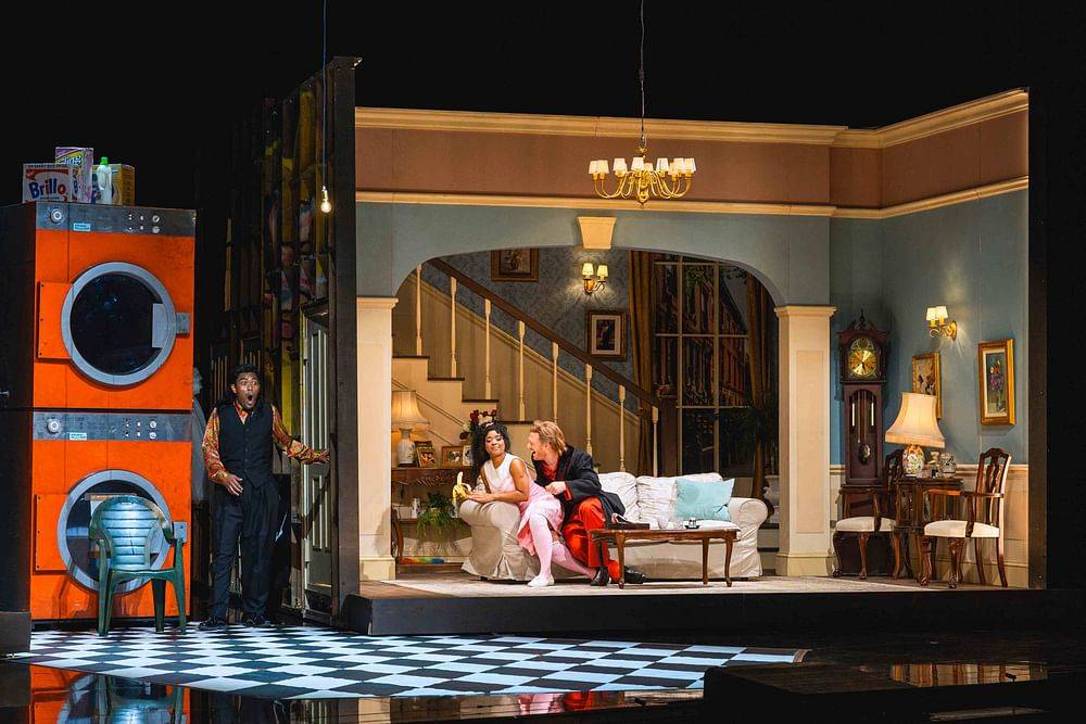 © Marco Sommer / Volksoper Wien Michael Arivony (Figaro), Jaye Simmons (Barbarina), Daniel Schmutzhard (Il conte d'Almaviva)