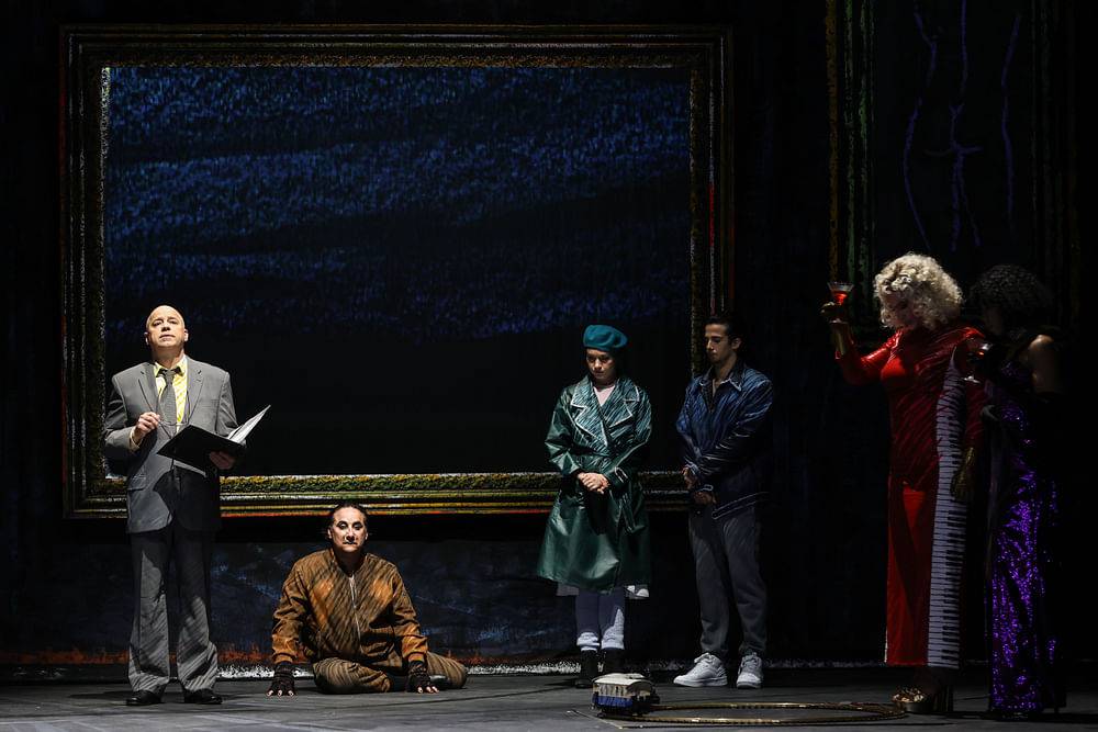 Daniel Ohlenschläger (Impresario/Notar/Mann vom Tierheim), Florian Carove (Solor, der Hund), Wiener Staatsballett
