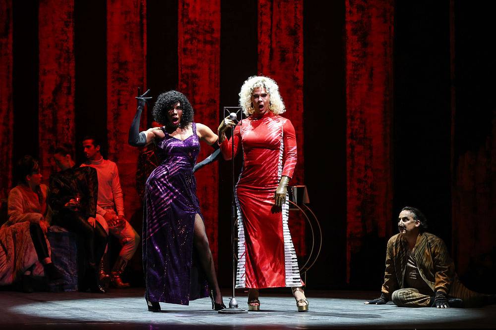 Aaron-Casey Gould (Dora), Szymon Komasa (Coco), Florian Carove (Solor, der Hund), Wiener Staatsballett