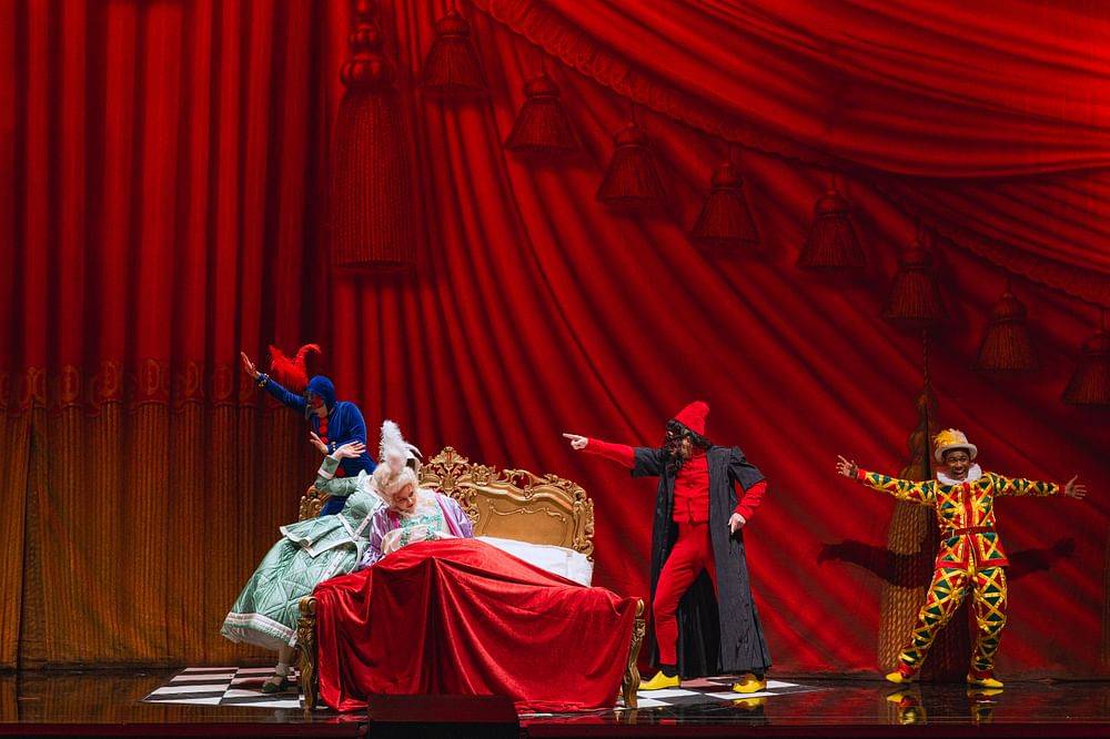 © Marco Sommer / Volksoper Wien Annelie Sophie Müller (Cherubino), Lauren Urquhart (Susanna), Matilda Sterby (La contessa d´Almaviva), Daniel Schmutzhard (Il conte d´Almaviva), Michael Arivony (Figaro)