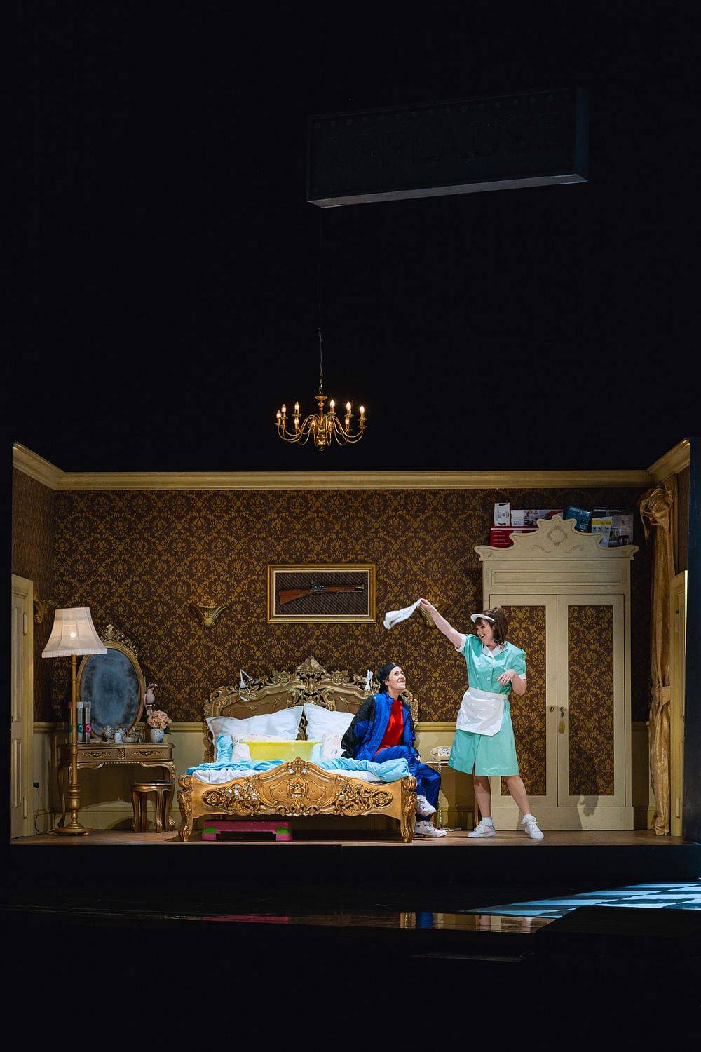 © Marco Sommer / Volksoper Wien Annelie Sophie Müller (Cherubino), Lauren Urquhart (Susanna)