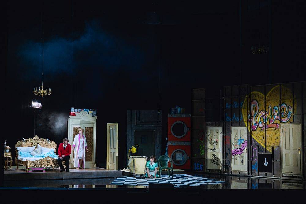 © Marco Sommer / Volksoper Wien Daniel Schmutzhard (Il conte d´Almaviva), Matilda Sterby (La contessa d´Almaviva), Lauren Urquhart (Susanna)
