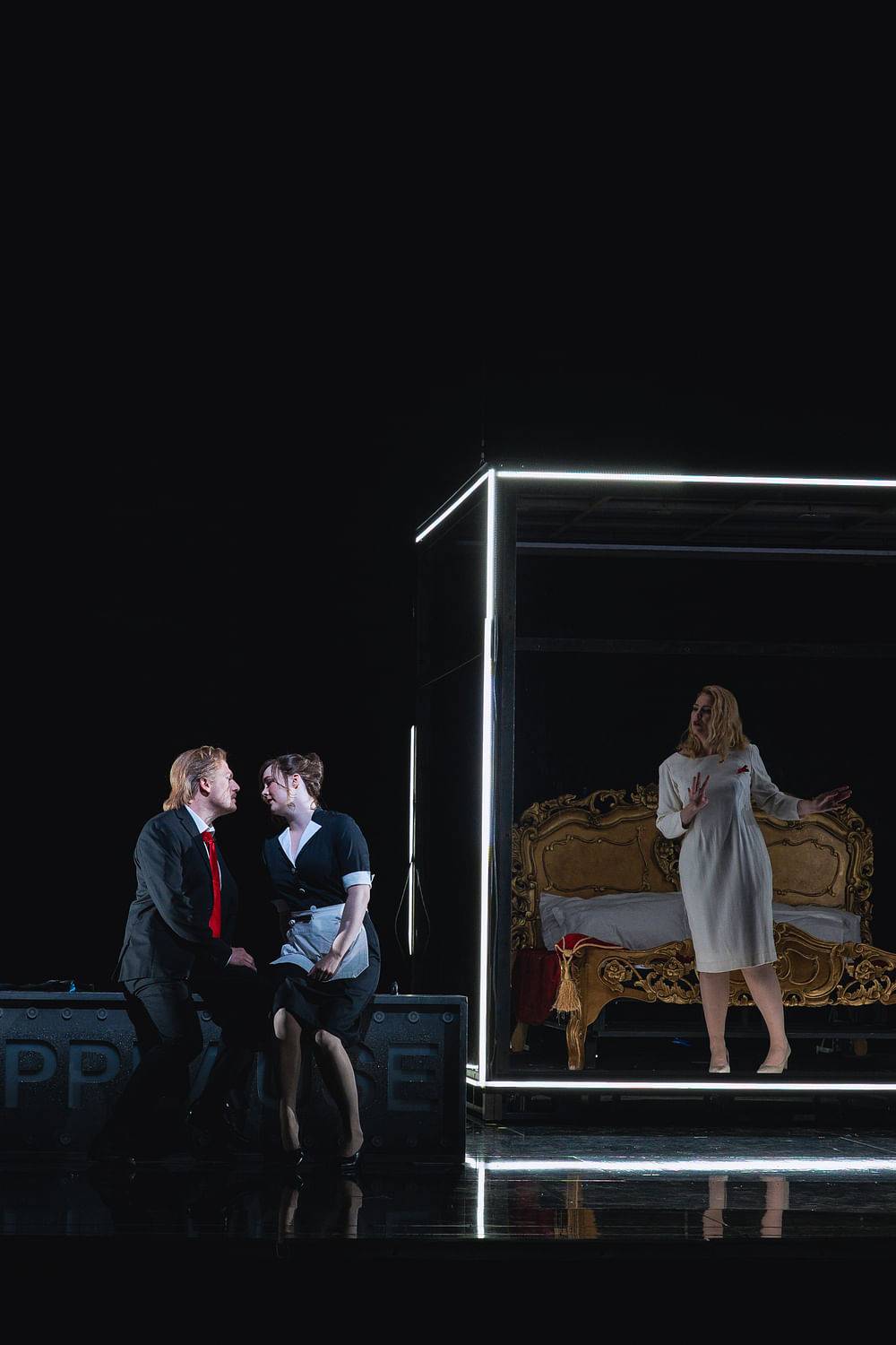 © Marco Sommer / Volksoper Wien Daniel Schmutzhard (Il conte d´Almaviva), Lauren Urquhart (Susanna), Matilda Sterby (La contessa d´Almaviva)