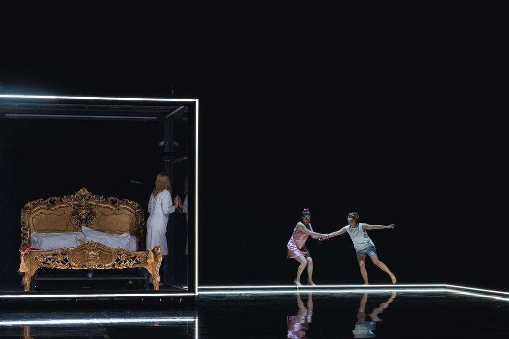 © Marco Sommer / Volksoper Wien Matilda Sterby (La contessa d´Almaviva), Mira Alkhovik (Barbarina), Annelie Sophie Müller (Cherubino)