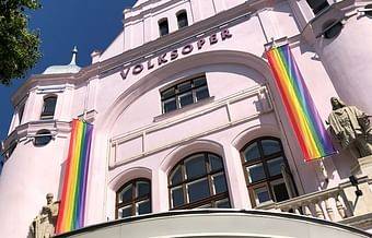 Volksoper außen mit Pride Flag