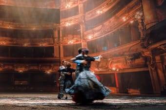 Mila Schmidt (Grete), Juliette Khalil (Ida Grünwald), Lionel von Lawrence (Danny Robinson), Oliver Liebl (Aschenbrödel) - © Marco Sommer/Volksoper Wien Mila Schmidt (Grete), Juliette Khalil (Ida Grünwald), Lionel von Lawrence (Danny Robinson), Oliver Liebl (Aschenbrödel)