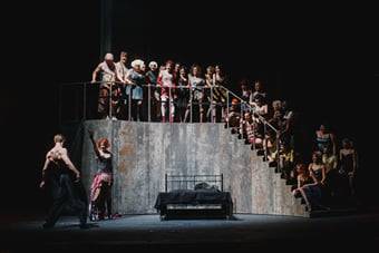 Bettina Mönch (Roxie Hart), Thomas Höfner (Fred Casely), Ensemble Bettina Mönch (Roxie Hart), Thomas Höfner (Fred Casely), Ensemble