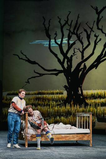 David Kerber (Tamino), Daniel Schmutzhard (Papageno) © Marco Sommer/Volksoper Wien