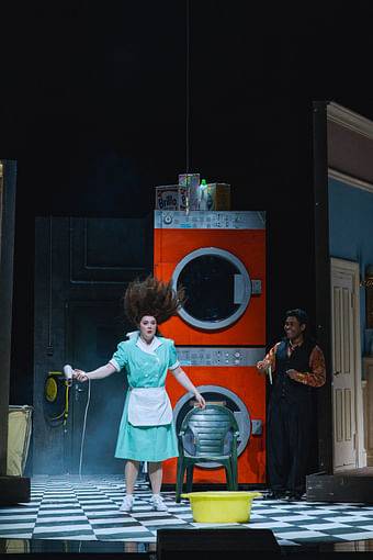 Lauren Urquhart (Susanna), Michael Arivony (Figaro) © Marco Sommer / Volksoper Wien